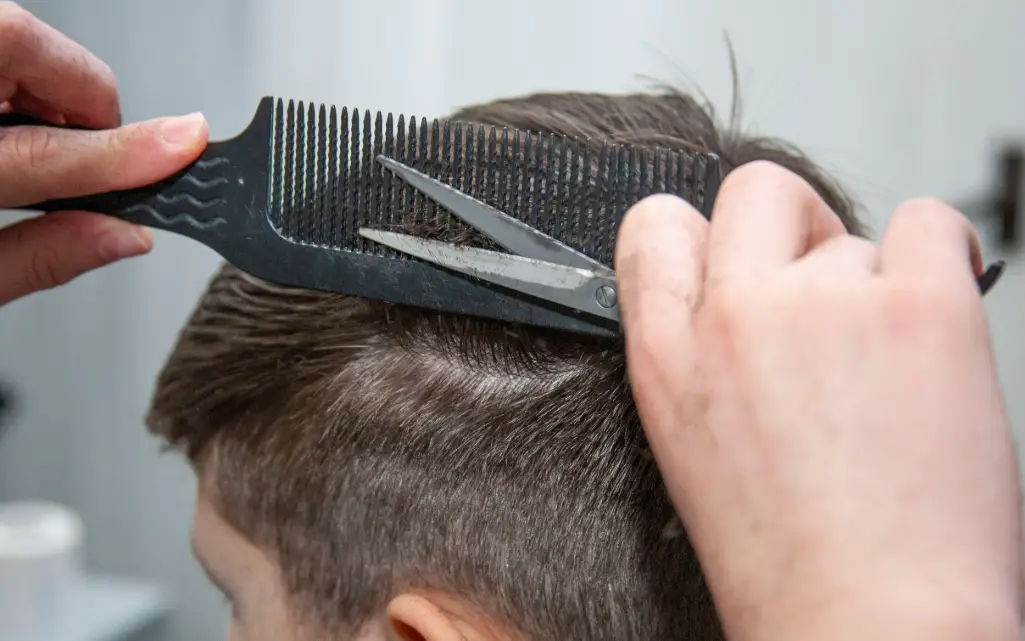 夢見朋友幫我剪頭髮：深入解析潛意識與人際關係的象徵意義