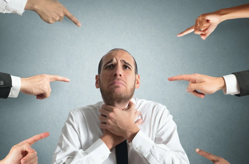 梦见指责别人：深度解析潜意识中的自我批判与关系课题