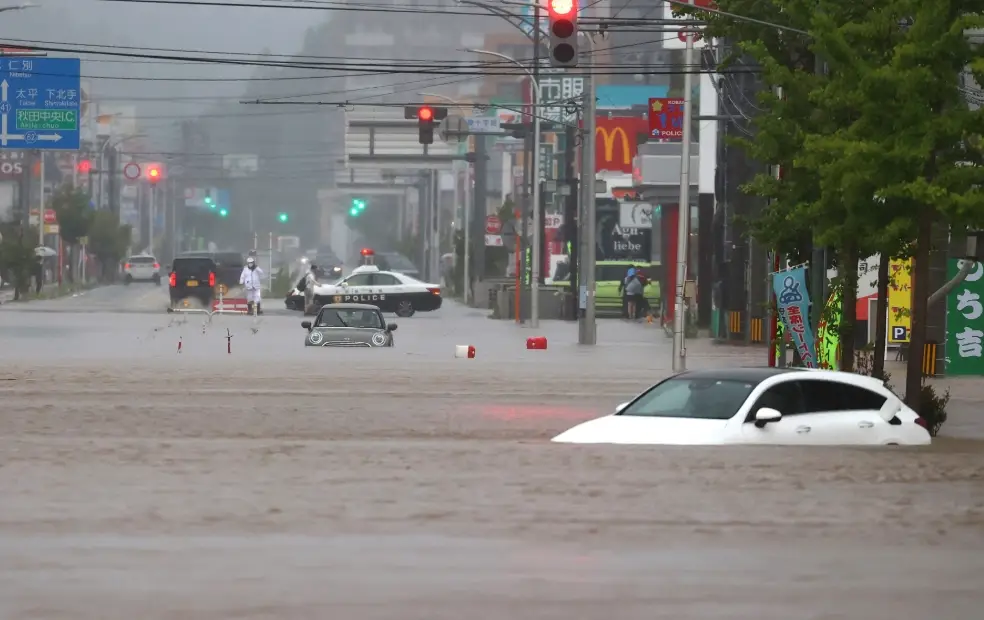夢見下大雨淹水代表什麼？從心理學與民俗解夢深度剖析