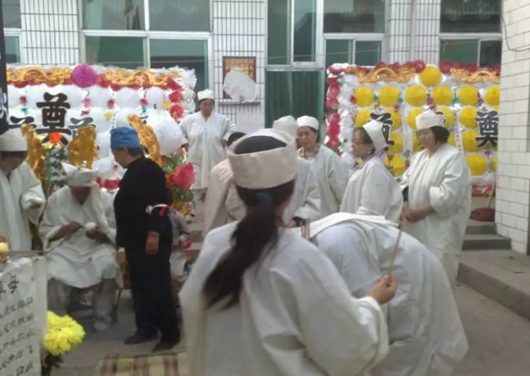 夢見鄰居辦喪事：解夢專家深度解析夢境含義與心理暗示