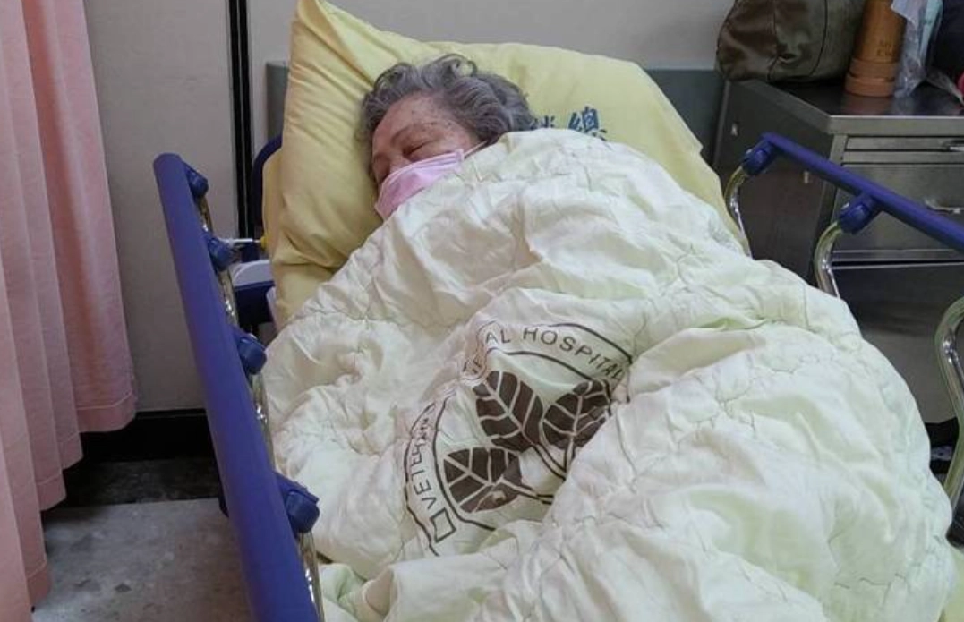 夢見過世的媽媽住院的含義？從心理學與靈性角度深度解析