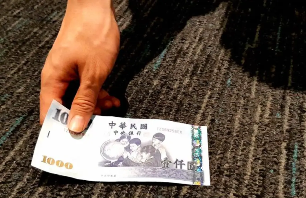 夢見撿到錢代表什麼？心理學解夢與財運暗示深度解析