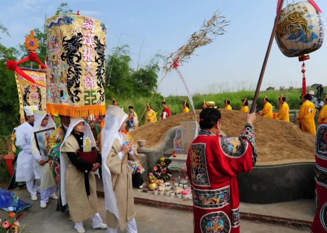 夢見喪事出殯代表什麼？5種情境解析與心理學觀點