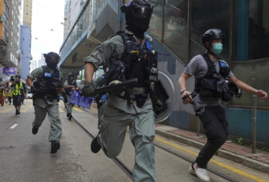 夢見被警察追捕：心理學深度解析與實用應對指南