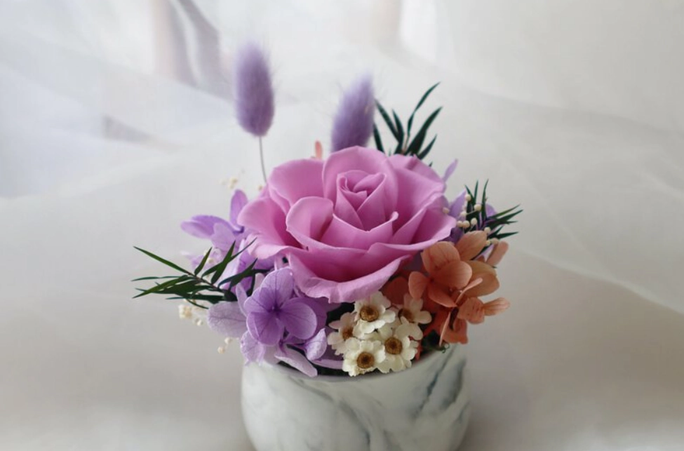 辦公室永生花風水布局指南：提升財運與職場運勢的3大關鍵