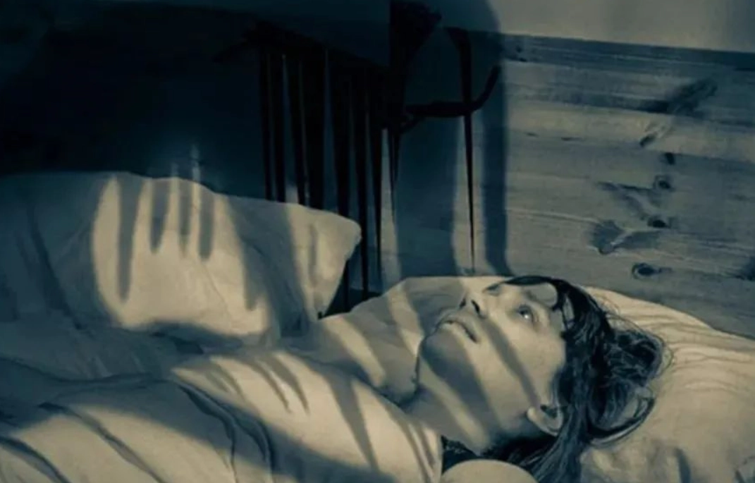 鬼壓床是什麼原因？科學解析睡眠癱瘓症與預防方法