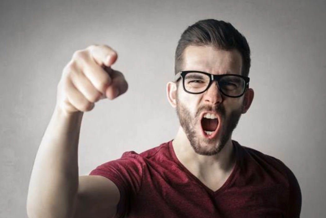 夢見罵人代表什麼？解析5種常見情境與真實心理暗示