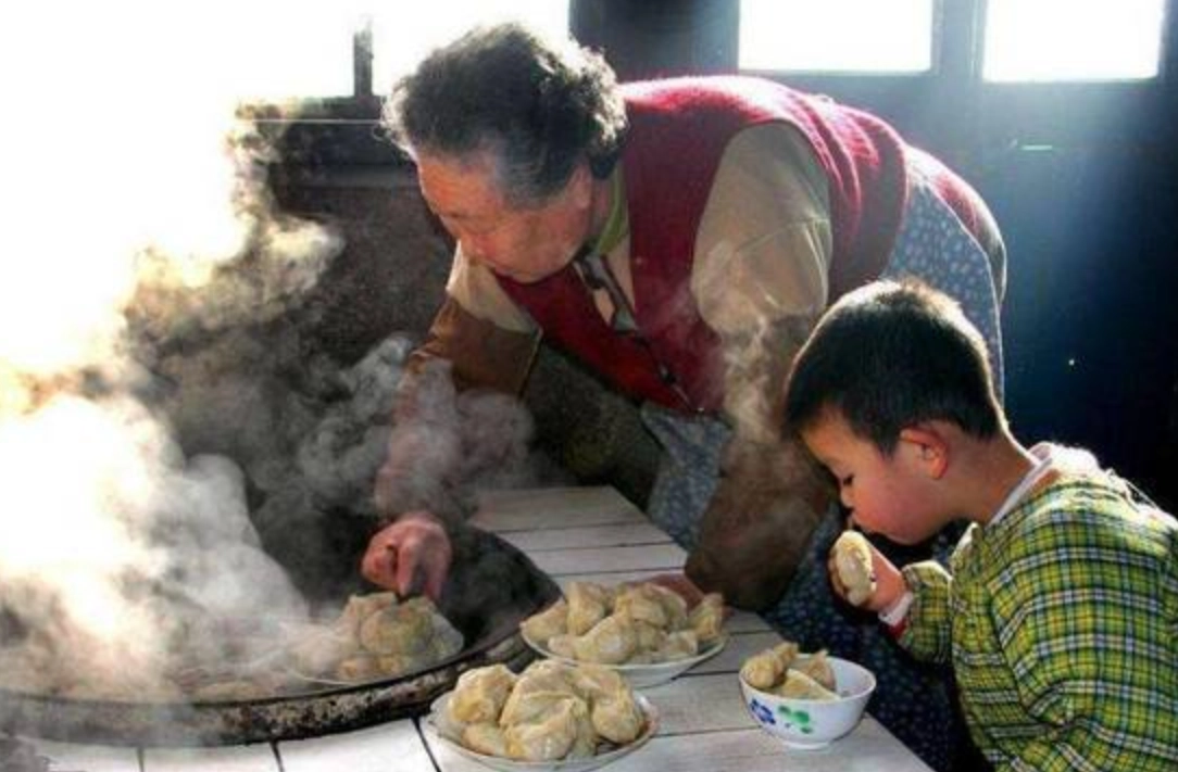 夢到過世的阿嬤一起吃飯：解夢意義與情感療癒全指南