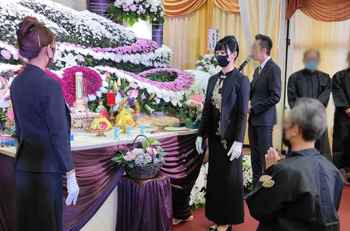 夢見自己的喪禮代表什麼？心理學與文化深度解析