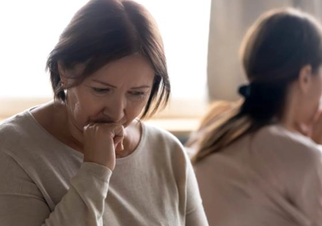 夢到過世的媽媽在哭：夢境意義與情感處理全指南