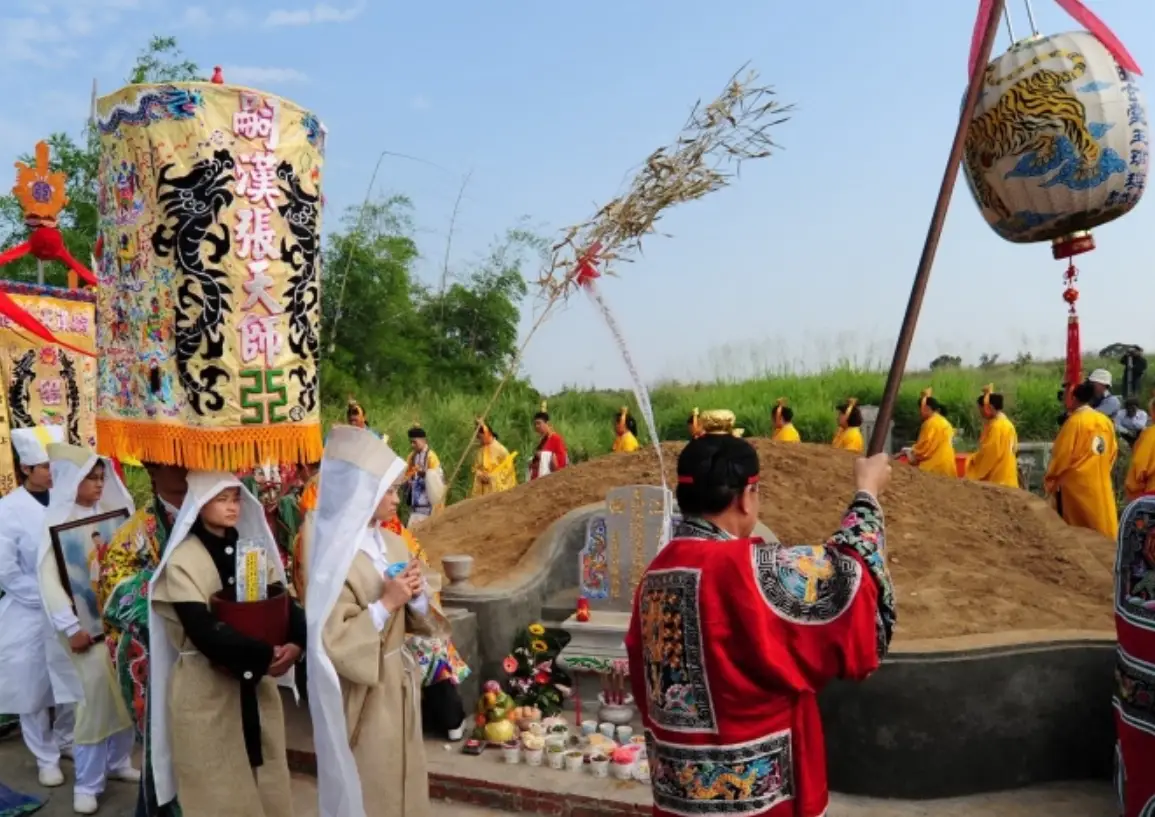 夢見已故母親去世：心理學解析與情感療癒全指南