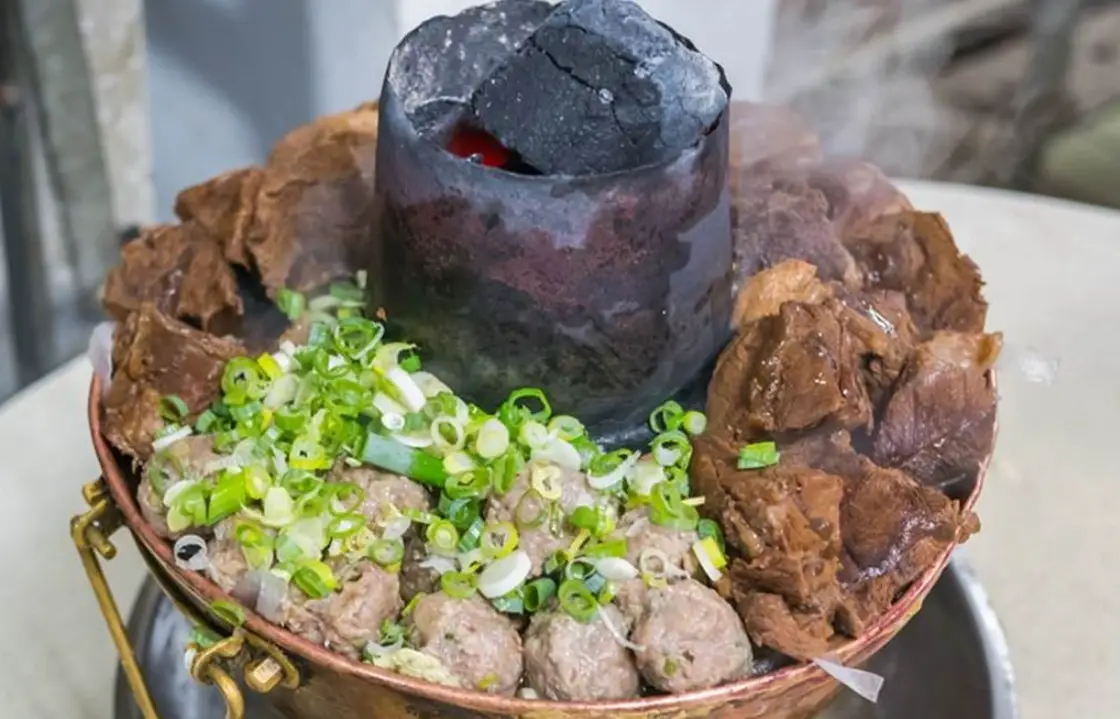 台中最紅炭火牛肉鍋：老饕私藏名單與必吃攻略