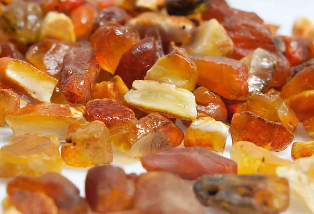 琥珀與蜜蠟差別全攻略：成分、價格、鑑別一次搞懂