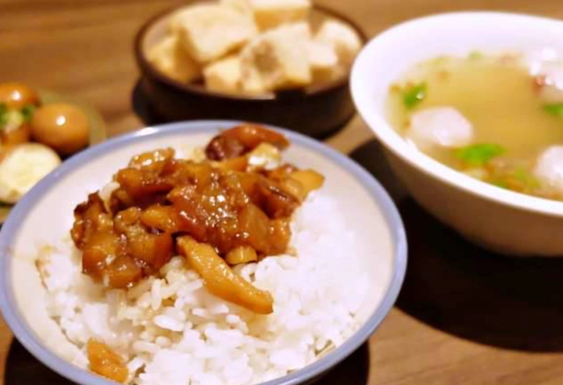 萬華滷肉飯周吉良：在地人私藏的排隊名店，招牌滷肉飯與必點菜單全攻略