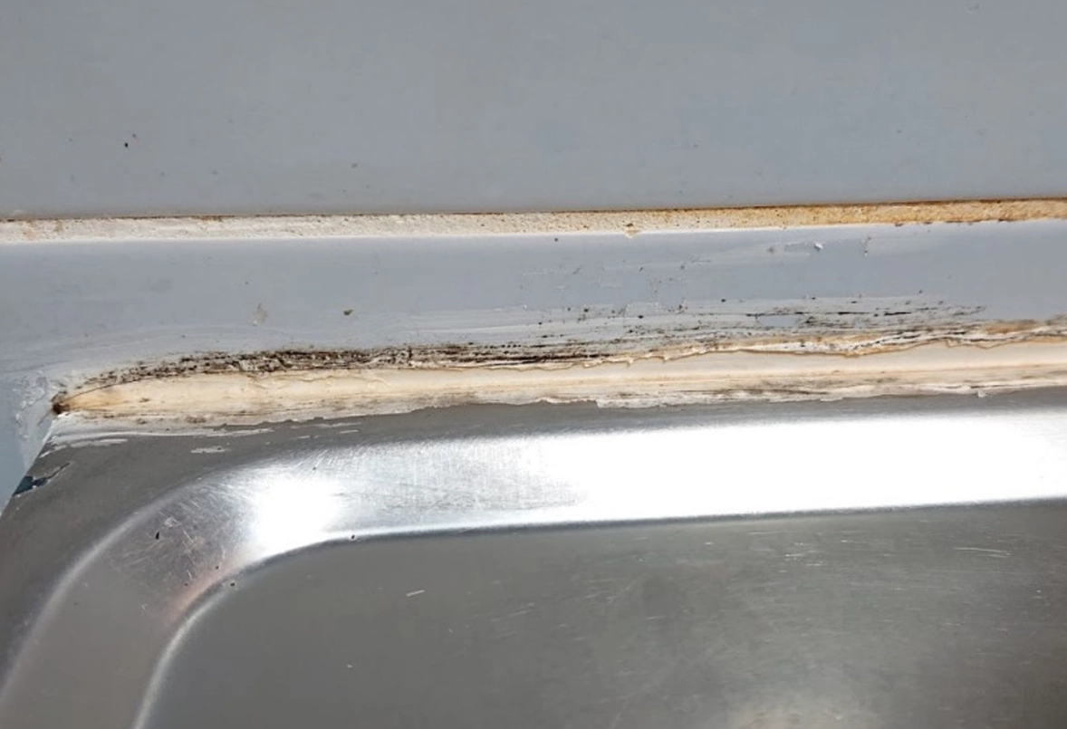 廚房膠條發霉清不掉？三步根除霉斑，預防再生秘訣