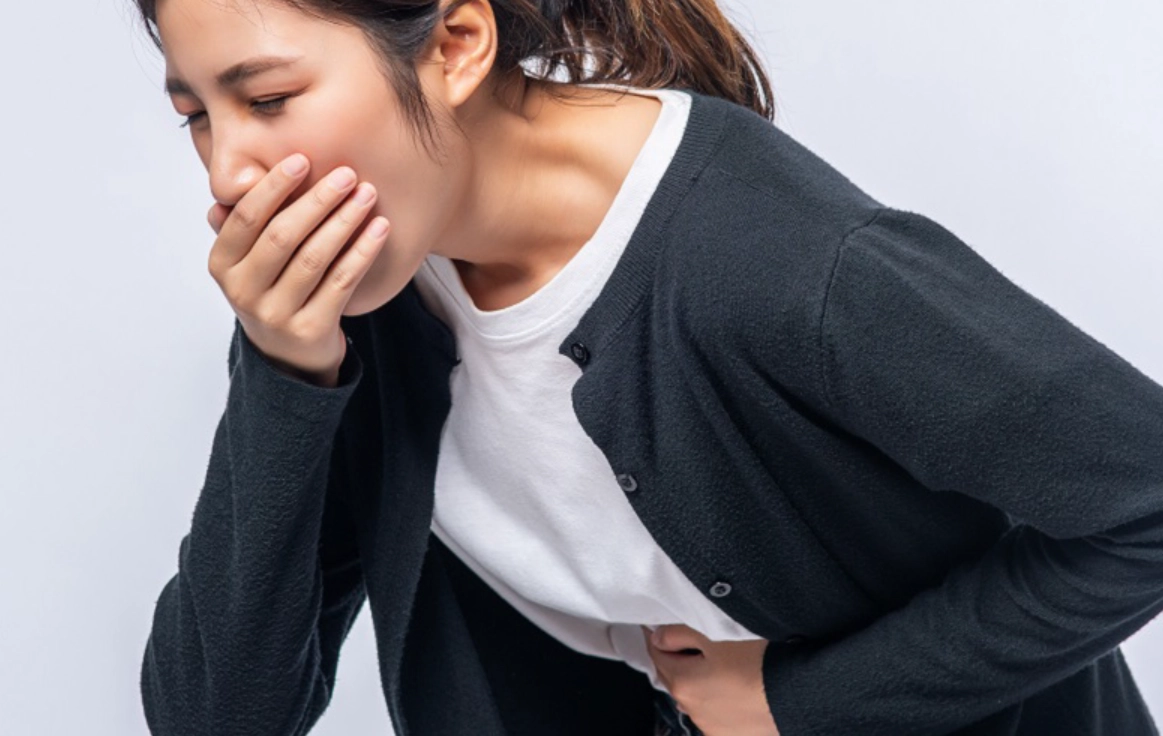 輕微食物中毒怎麼辦？居家自救5步驟與就醫時機全解析