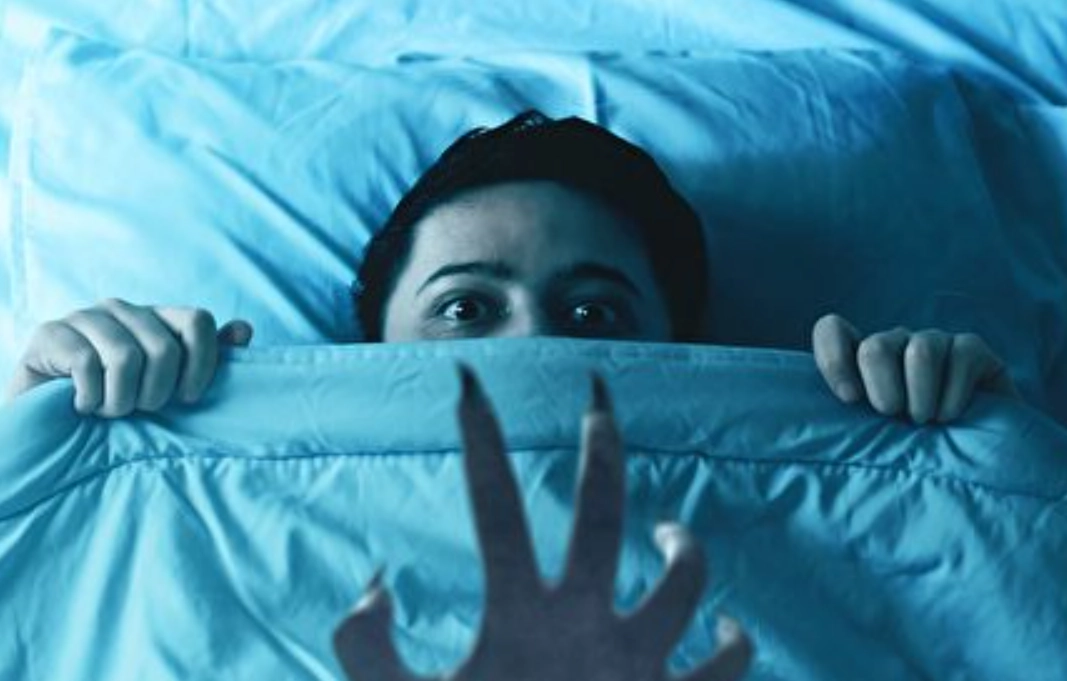 鬼壓床是真的嗎？科學解釋與自救指南，破解睡眠癱瘓迷思