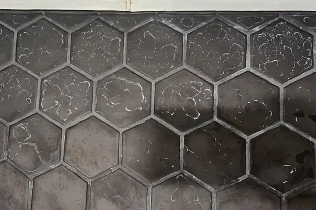 浴室黑色磁磚水垢清潔全攻略：專家教你根除頑固水漬與預防再生