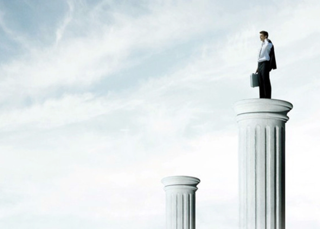 夢到在高處下不來？解析背後心理與3個實用自救步驟