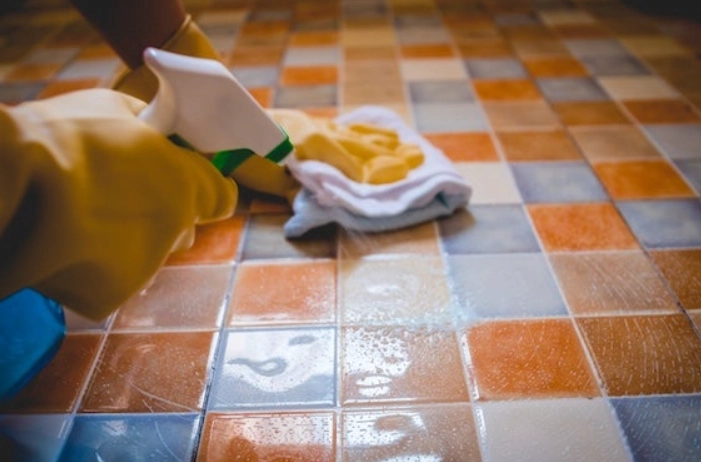 浴室磁磚清潔全攻略：告別惱人水垢、黴菌與皂垢的專家技巧