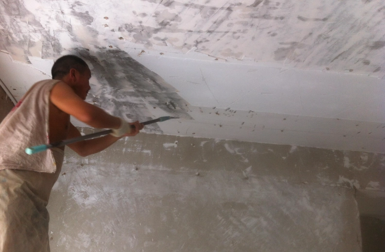 天花板掉粉塵是房屋警訊？完整原因分析與清潔補救指南