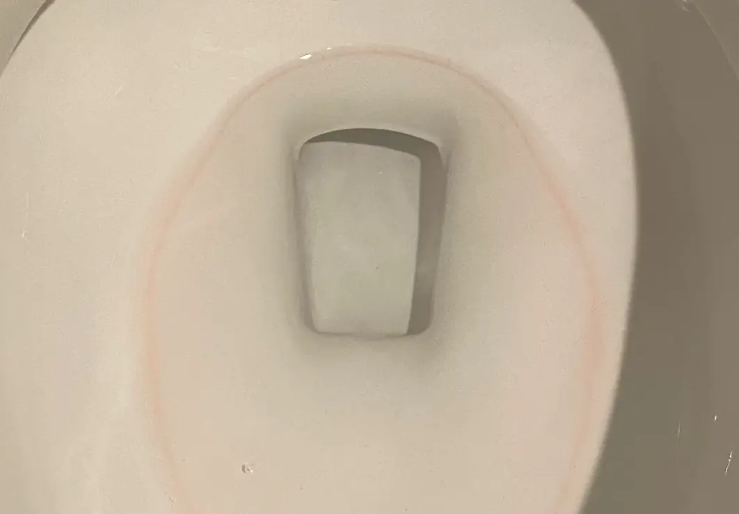 馬桶紅色水垢怎麼清？專家教你用3樣東西徹底清除，不再復發