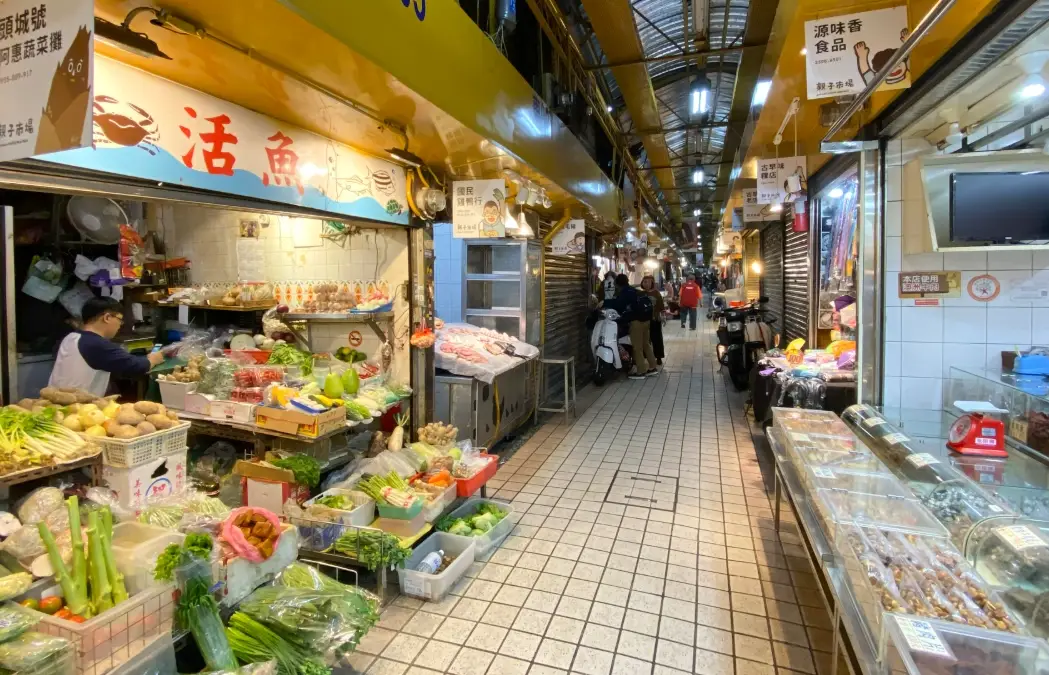 新北市最大黃昏市場攻略：在地人帶路，銅板美食、採買秘訣一次看！