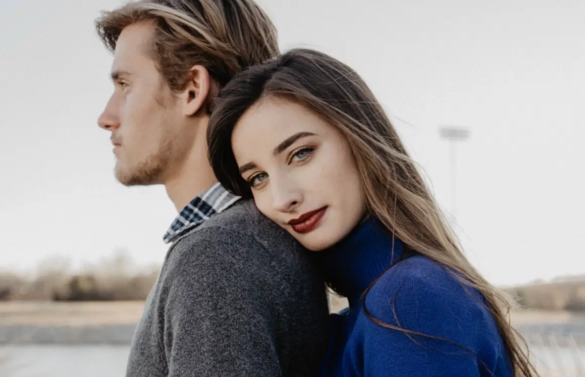 夢見喜歡的人跟別人在一起：夢境解析與情感療癒完整指南