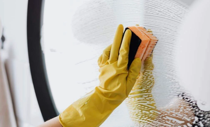 鏡子水垢牙膏清潔全攻略：省錢有效的居家妙招與常見錯誤