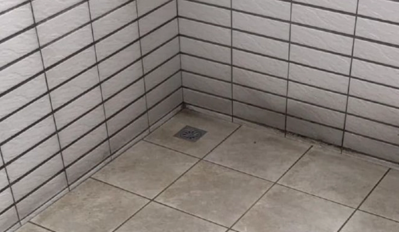 鹽酸洗磁磚安全嗎？資深師傅教你正確步驟與致命禁忌