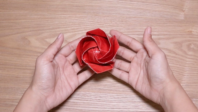 正方形折玫瑰完整图解：新手必学的療癒手作，一張紙創造浪漫