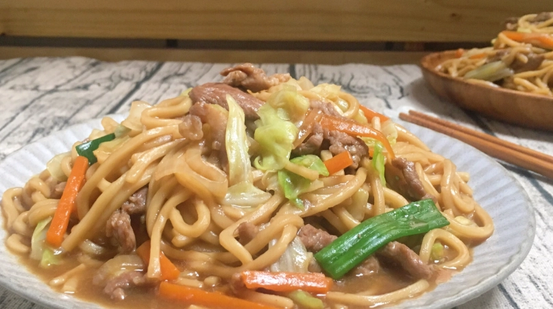 肉絲炒麵熱量驚人？營養師教你外食點餐技巧與低卡食譜