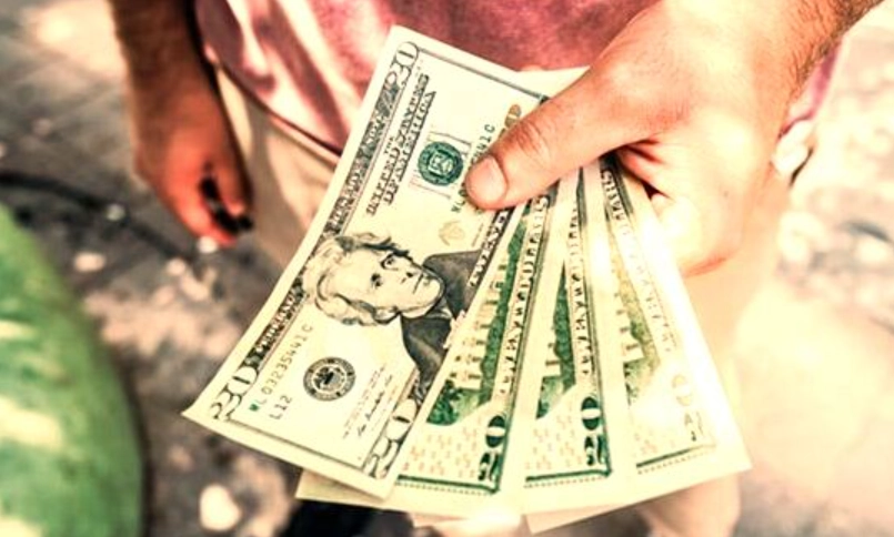 夢到撿到一疊錢是好是壞？心理學與民俗解夢全解析