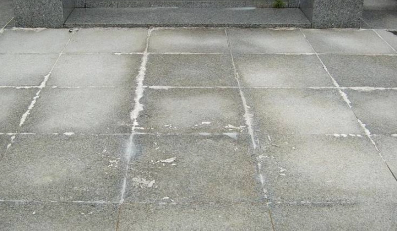 浴室磁磚變白別慌！釐清水垢、白華、皂垢成因，教你正確清潔與預防