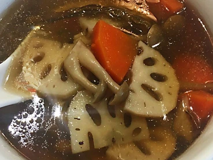 蓮藕煮湯變紫是壞掉嗎？解密變色原理與美味秘訣