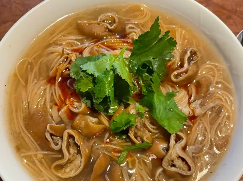 大腸麵線湯頭怎麼熬？柴魚、大骨與蒜泥的黃金比例拆解