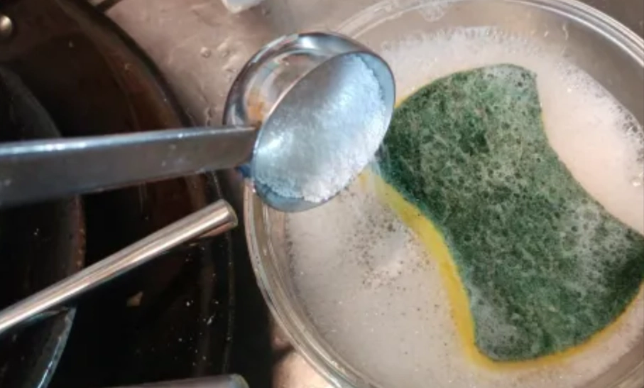 不鏽鋼過碳酸鈉怎麼泡？溫度錯一步鍋子就變彩虹色