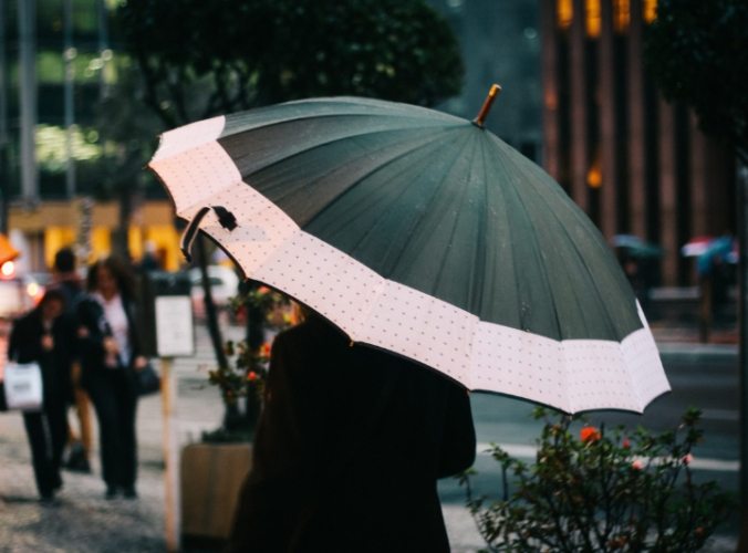 夢見別人撐傘意思