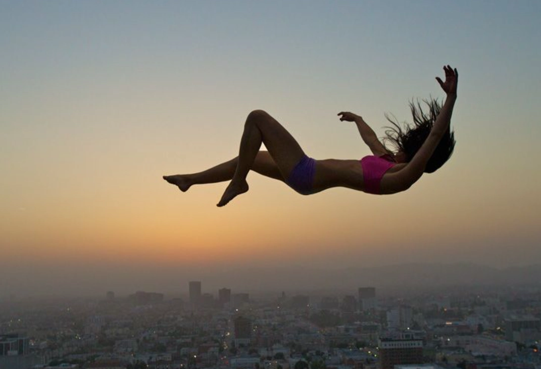 梦见别人从高处落下死亡 梦见别人从高处落下死亡