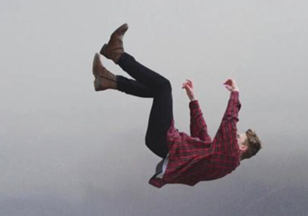 梦见别人从高处落下死亡 梦见别人从高处落下死亡